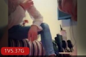 霸道女总裁惩罚员工,让员工“跪地”写检讨?