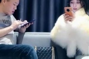 高颜值女神一字马大战男网友,结果男网友输得很难看。