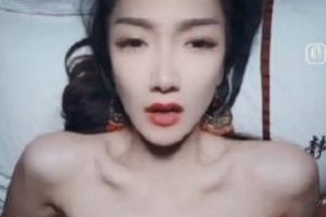 小江疏影：自信的网红女神，拥有迷人的蓝眼睛、精灵般的气质和智慧勤奋的精神