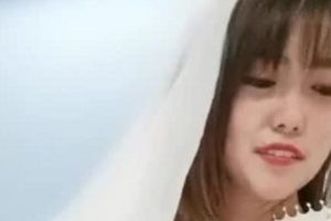 精选女主播撞衫白色婚纱：Jenny和Amy的美丽绽放，爱情的美妙和浪漫。