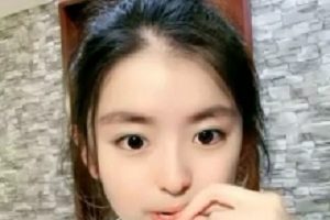 稚嫩的18岁妹子拍摄的2V视频，大小为900MB