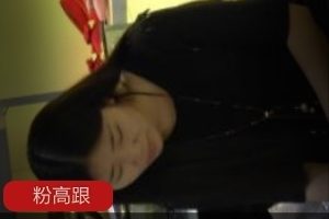 时尚街拍：粉色高跟鞋试穿的美眉