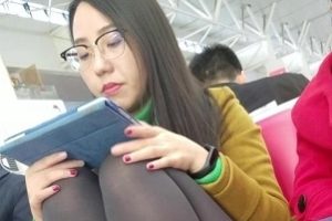 限时特惠时尚街拍美女灰黑色袜子眼镜一部