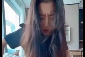 小狗张津瑜视频系列[8V-859M]：私信小编观看洗手间内的风采