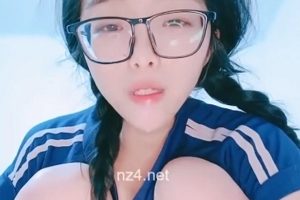 反差眼镜妹百度云高清合集1V760M，玩弄30cm仿真马D，地狱级发抖窒息