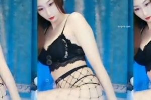 快手反差婊女神合集2.3G，清纯与尺度并存，绅士们不可错过